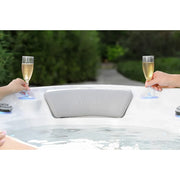 Wellis Vienna Life Premium-Whirlpool mit Kopfstütze, zwei Personen stoßen mit Champagner an