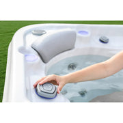 Wellis Vienna Life Premium-Whirlpool mit Bedienfeld und Nackenstütze im Garten