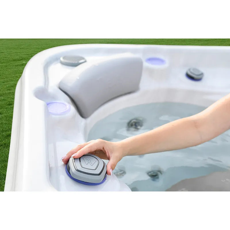 Wellis Vienna Life Premium-Whirlpool mit Bedienfeld und Nackenstütze im Garten