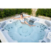 Wellis Vienna Life Premium-Whirlpool mit Frau in Garten, Massagedüsen und Hydromassage-Funktion