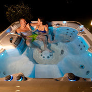 Wellis Vienna Life Premium-Whirlpool mit zwei Personen bei Nacht, blaue LED-Beleuchtung, Massagejets sichtbar