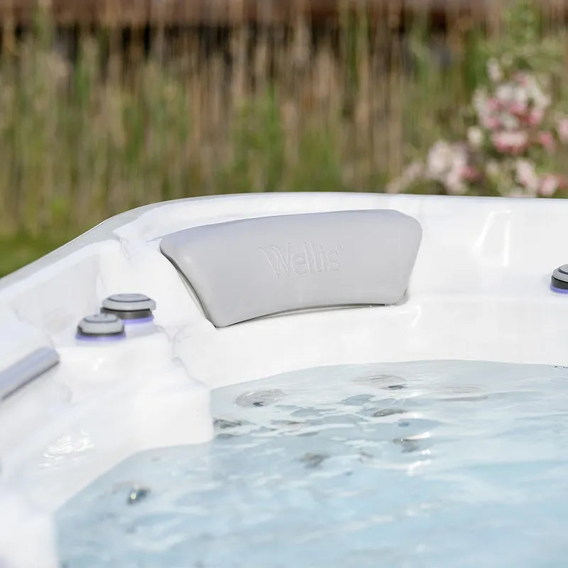 Wellis Vienna Life Premium-Whirlpool mit grauem Kopfkissen, Bedienelemente und Wasserdüsen im Garten