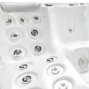Wellis Jupiter – Classic Line Whirlpool 6 Personen Draufsicht mit Massagedüsen und Chromarmaturen