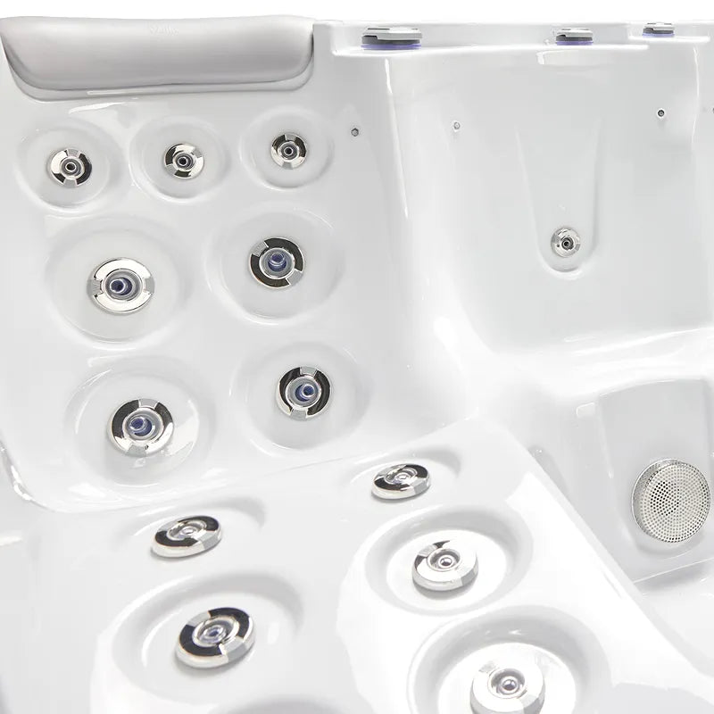 Wellis Jupiter – Classic Line Whirlpool 6 Personen Draufsicht mit Massagedüsen und Chromarmaturen