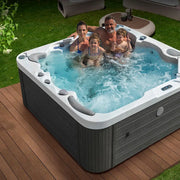 Wellis Jupiter – Classic Line Whirlpool 6 Personen mit Familie im Garten auf Holzterrasse