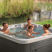 Wellis Jupiter – Classic Line Whirlpool 6 Personen mit Familie im Garten, Outdoor-Wellness