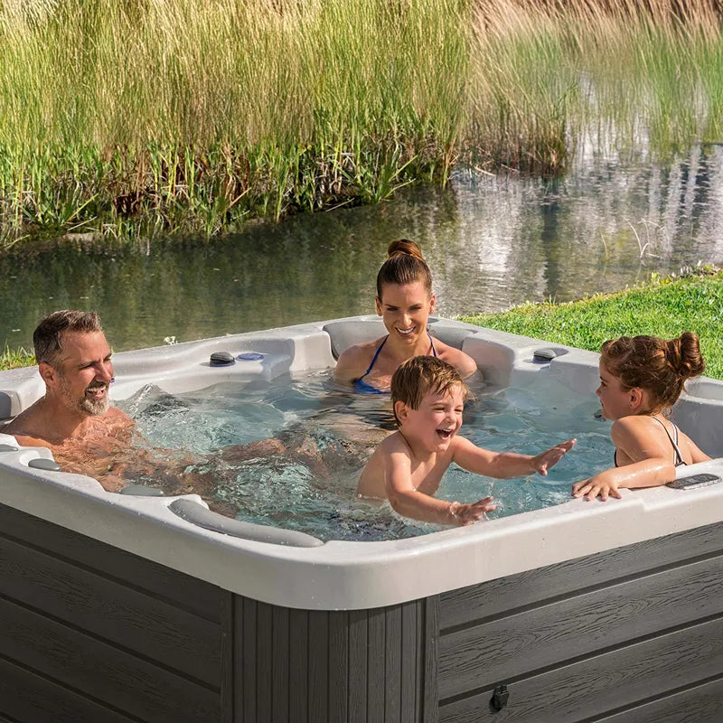 Wellis Jupiter – Classic Line Whirlpool 6 Personen mit Familie im Garten, Outdoor-Wellness