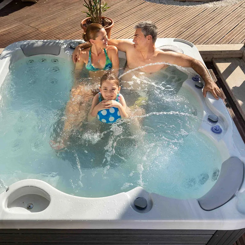 Wellis Jupiter – Classic Line Whirlpool 6 Personen mit Familie im Garten, sprudelndes Wasser und Entspannung