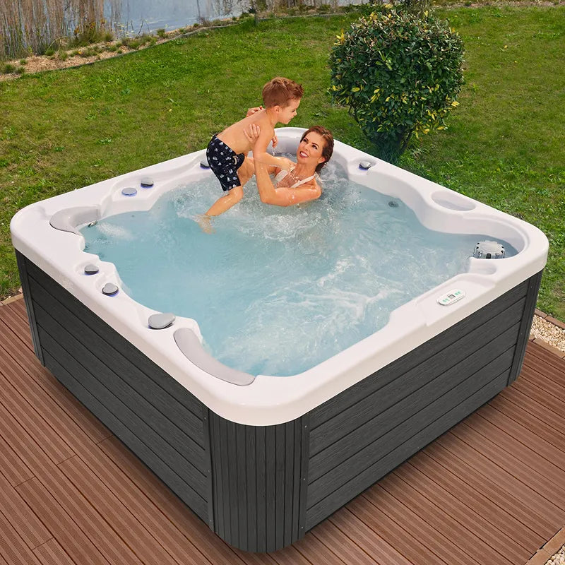 Wellis Jupiter – Classic Line Whirlpool 6 Personen mit Mutter und Kind im sprudelnden Wasser auf Holzterrasse