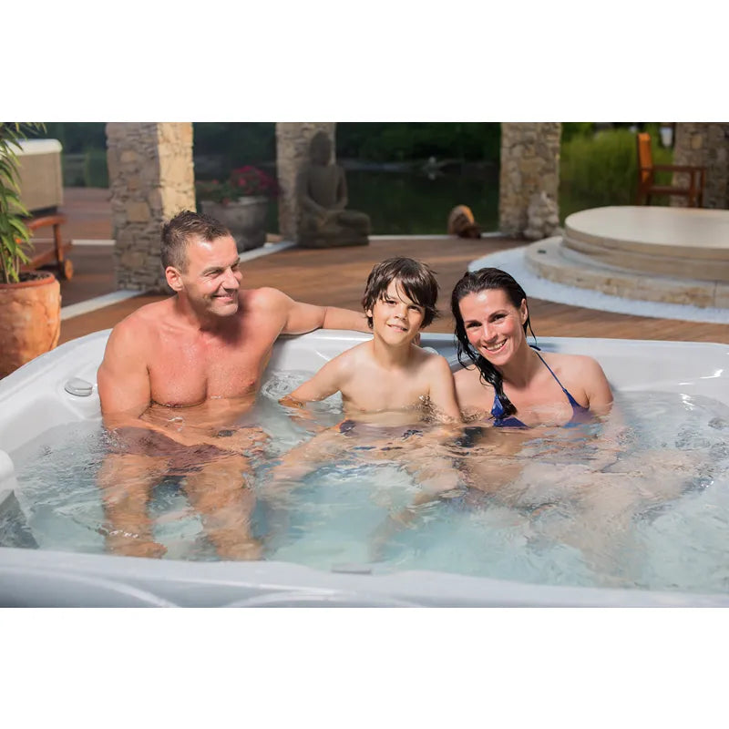 Wellis Mars P&P – Classic Line Whirlpool 3 Personen mit Familie im Garten