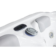 Wellis Mars P&P – Classic Line Whirlpool 3 Personen Bedienelemente und Kopfstütze Nahaufnahme