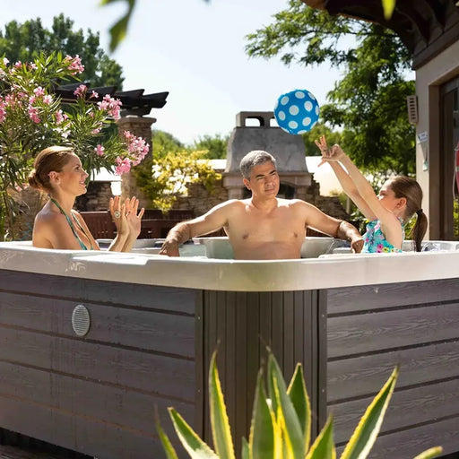 Wellis Pluto – Classic Line Whirlpool 5 Personen mit Familie im Garten
