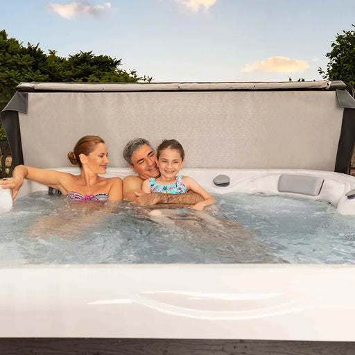 Wellis Venus – Classic Line Whirlpool 6 Personen mit Familie im warmen Wasser, Gartensetting