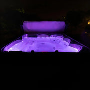 Wellis Venus – Classic Line Whirlpool 6 Personen mit LED-Beleuchtung in Lila bei Nacht im Garten