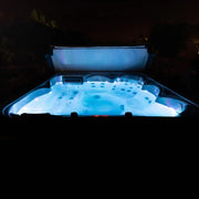 Wellis Venus – Classic Line Whirlpool 6 Personen mit blauer LED-Beleuchtung und sprudelndem Wasser bei Nacht