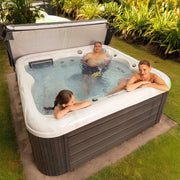 Wellis Venus – Classic Line Whirlpool 6 Personen mit vier Personen im warmen Wasser, Garten mit Pflanzen