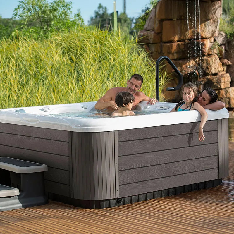 Wellis Venus – Classic Line Whirlpool 6 Personen mit Familie im Garten auf Holzdeck