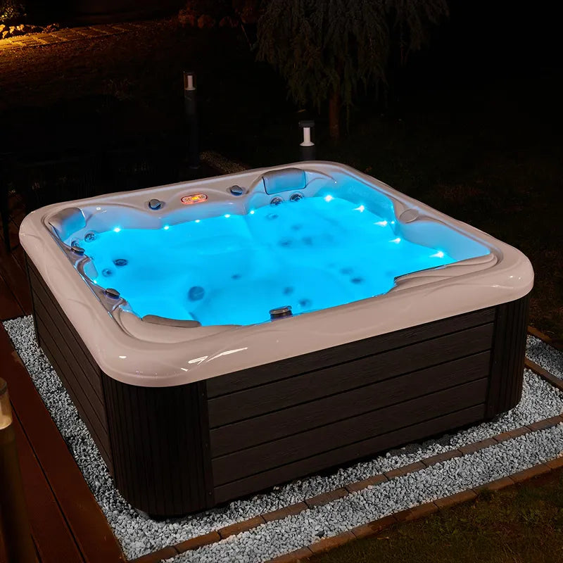 Wellis Venus – Classic Line Whirlpool 6 Personen mit blauer LED-Beleuchtung im Garten bei Nacht
