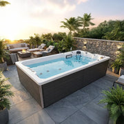 Wibespa Elba Schwimmspa – 4 Pers., 33 Düsen in Gartentetrasse mit Loungebereichen bei Sonnenuntergang