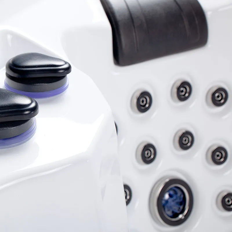 Wibespa Matrix Whirlpool – 5 Pers., 102 Düsen Nahaufnahme der Massagedüsen und Bedienelemente