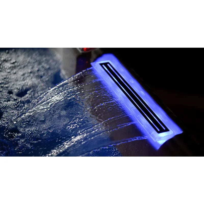 Wibespa Matrix Whirlpool – 5 Pers., 102 Düsen Düsendetail mit blauer LED-Beleuchtung und Wasserstrahlen