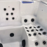 Wibespa Moana Whirlpool Innenansicht von oben mit 59 Massagedüsen, weiße Wannenkonstruktion