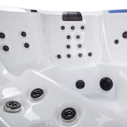 Wibespa Waterworld Whirlpool – 6 Pers., 64 Düsen Whirlpool-Innenseite mit weißem Becken und zahlreichen schwarzen Düsen