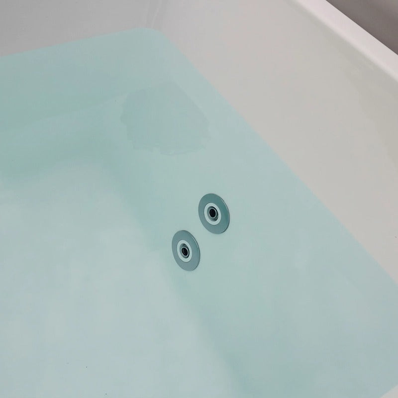 Detailansicht der Anschlüsse im Inneren des Arctic Acrylic Eisbads von Winthera mit Wasserbefüllung.