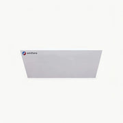 Seitliche Studioansicht des Arctic Acrylic Eisbads mit schlichtem Acrylkörper und Winthera-Logo.