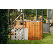 Komplettansicht des Winthera Arctic Barrel Eisbads im Außenbereich mit Treppe und Chiller-System.