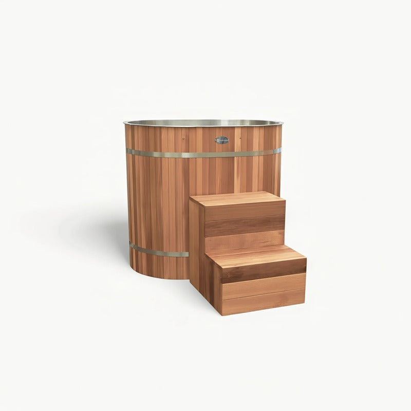 Seitliche Perspektive auf das Winthera Arctic Barrel Eisbad mit Edelstahlwanne und Zedernholzverkleidung.