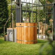 Winthera Arctic Barrel Eisbad Holzfass im Garten, modernes Holzfass-Design mit Metallbändern und Einstiegstreppe