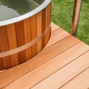 Winthera Arctic Barrel Eisbad Holzfass mit weißer Kante, Holzverkleidung und Holzterasse im Garten