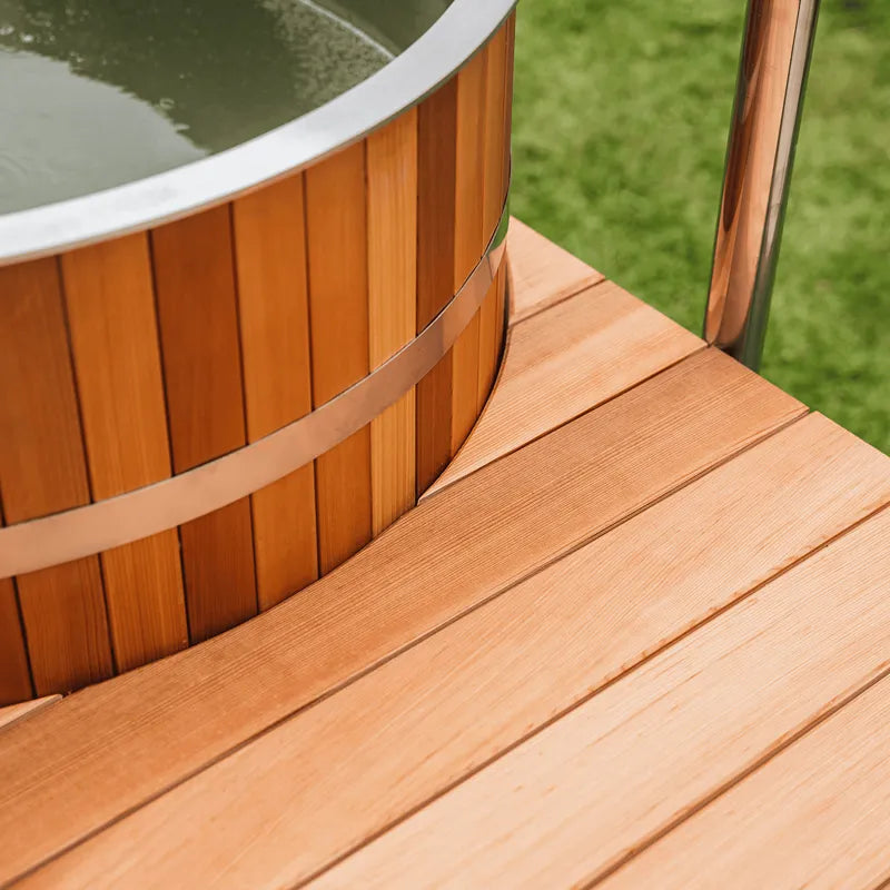Winthera Arctic Barrel Eisbad Holzfass mit weißer Kante, Holzverkleidung und Holzterasse im Garten
