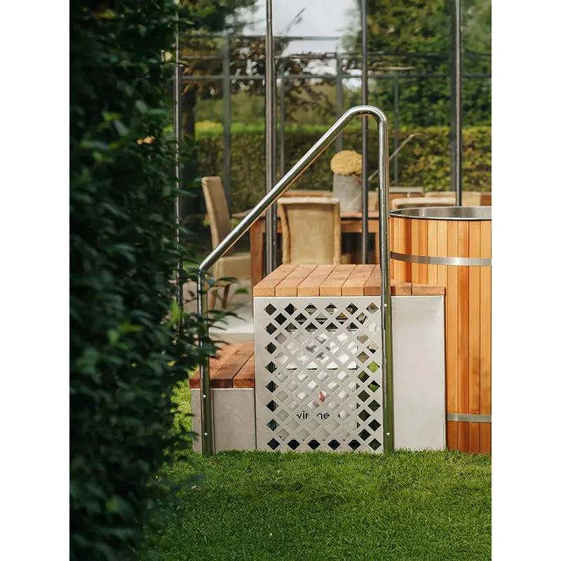 Winthera Arctic Barrel Eisbad mit Holzfass-Design im Garten, Edelstahlleiter und Lattenzaun