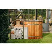 Winthera Arctic Barrel Eisbad Holzfass Meisterstück mit Einstiegsleiter im Garten vor Glashaus
