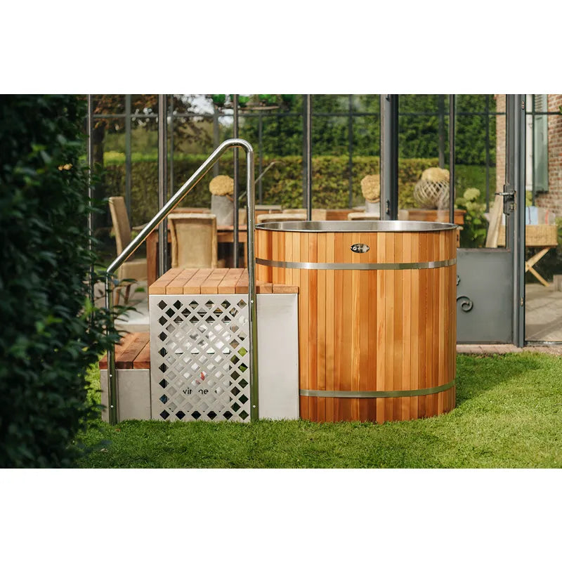 Winthera Arctic Barrel Eisbad Holzfass Meisterstück mit Einstiegsleiter im Garten vor Glashaus