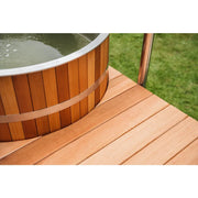 Winthera Arctic Barrel Eisbad Holzfass mit gefülltem Wasser auf Holzterrasse im Garten