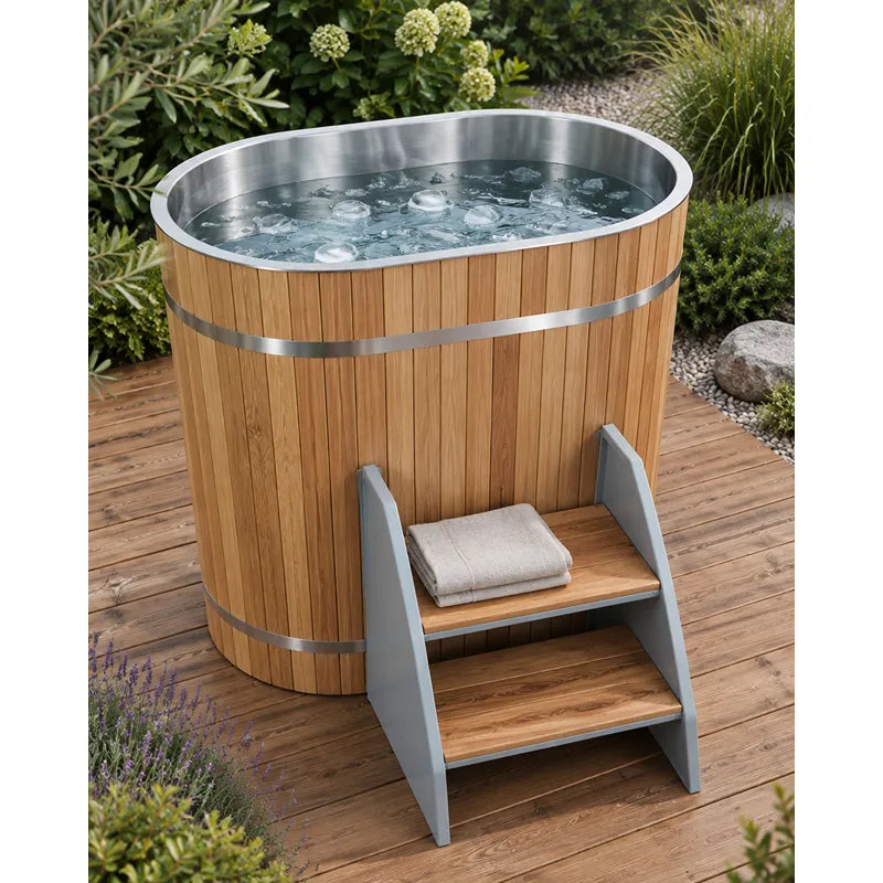Winthera Arctic Barrel Eisbad Holzfass mit Eis-Wasser, Holztreppe und Handtuch auf Terasse