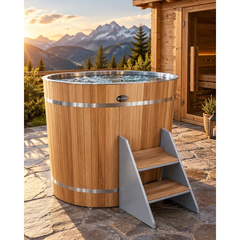 Winthera Arctic Barrel Eisbad Holzfass mit Treppe in Berglandschaft, Meisterstück Wellness