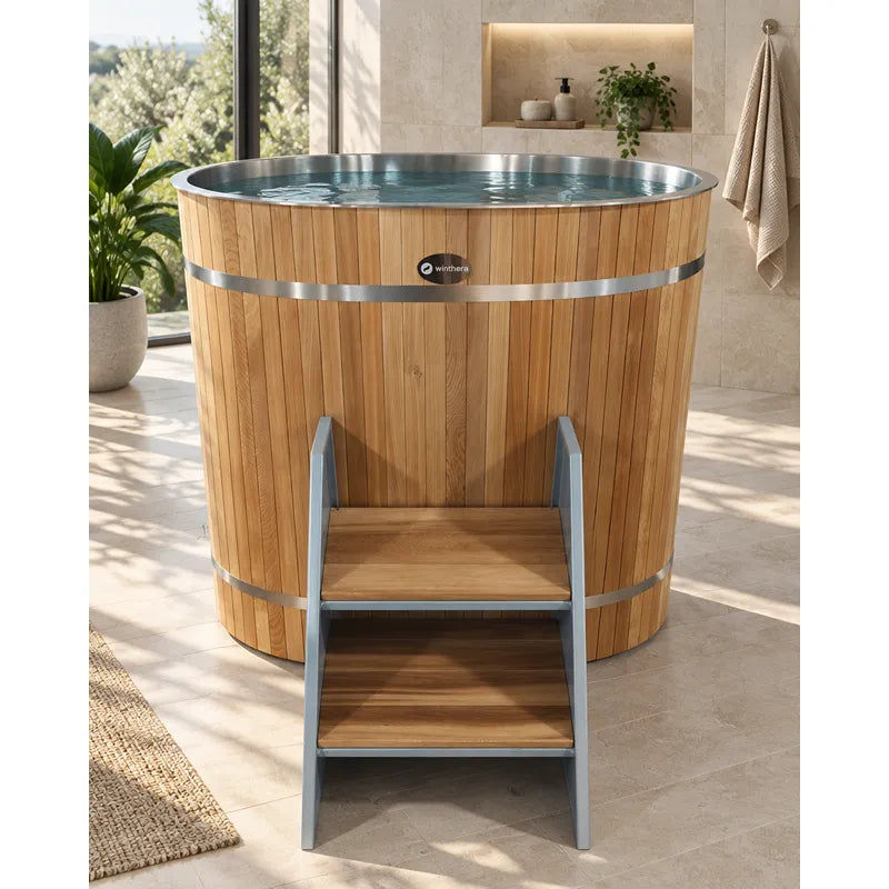 Winthera Arctic Barrel Eisbad Holzfass mit gefülltem Wasserbecken und Holztreppe in modernem Badezimmer