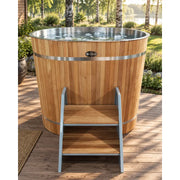 Winthera Arctic Barrel Eisbad Holzfass mit Eislöchern, Edelstahlrand und Leiter in Gartensetting
