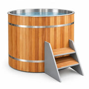 Winthera Arctic Barrel Eisbad Holzfass mit Edelstahlbecken, Holztreppe und silbernen Metallbändern