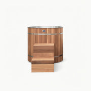 Geradlinige Frontalaufnahme des Winthera Arctic Barrel Eisbads mit minimalistischer Holzoptik.