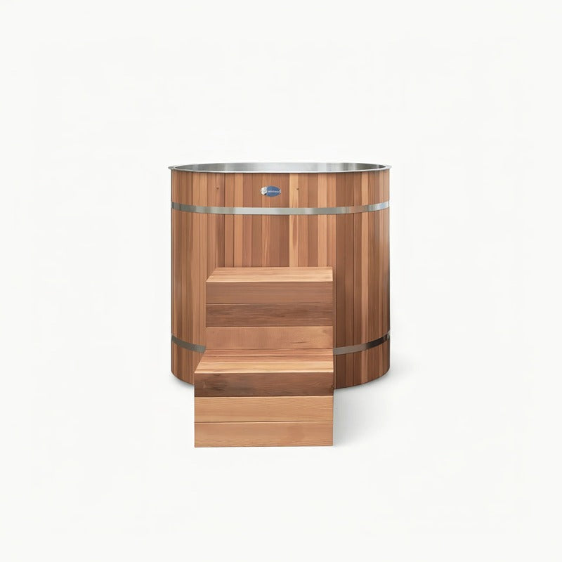 Geradlinige Frontalaufnahme des Winthera Arctic Barrel Eisbads mit minimalistischer Holzoptik.