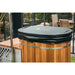 Winthera Arctic Barrel Eisbad mit hochwertiger, isolierender Abdeckung im Gartenambiente.