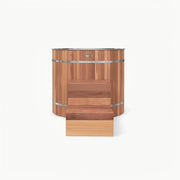 Frontalansicht des Winthera Arctic Barrel Eisbads mit passender Holzstufe für komfortablen Einstieg.