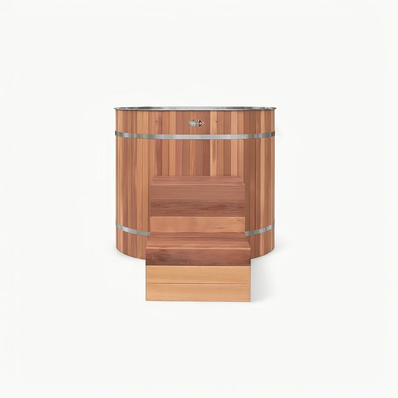 Frontalansicht des Winthera Arctic Barrel Eisbads mit passender Holzstufe für komfortablen Einstieg.