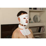 LED-Gesichtsmaske Winthera Facial Glow mit Nackenpanel in Anwendung – Lichttherapie für Gesicht und Hals