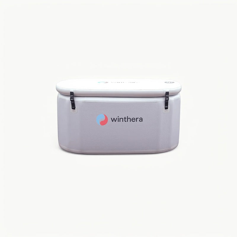 Frontalansicht des Winthera Flex Eisbads mit Logo und Abdeckung – kompakt und transportabel.